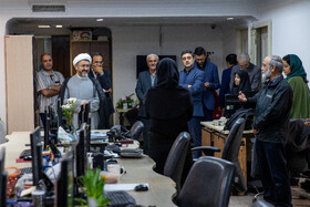 حجت‌الاسلام والمسلمین علی کمساری رئیس موسسه تنظیم و نشر آثار امام خمینی (ره) در بازدید از خبرگزاری ایسنا