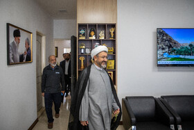 حجت‌الاسلام والمسلمین علی کمساری رئیس موسسه تنظیم و نشر آثار امام خمینی (ره) در بازدید از خبرگزاری ایسنا