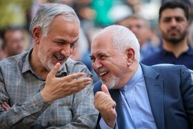 احمد مسجدجامعی و محمدجواد ظریف در مراسم تشییع پیکر مرحوم «استاد محمود فرشچیان» - اصفهان