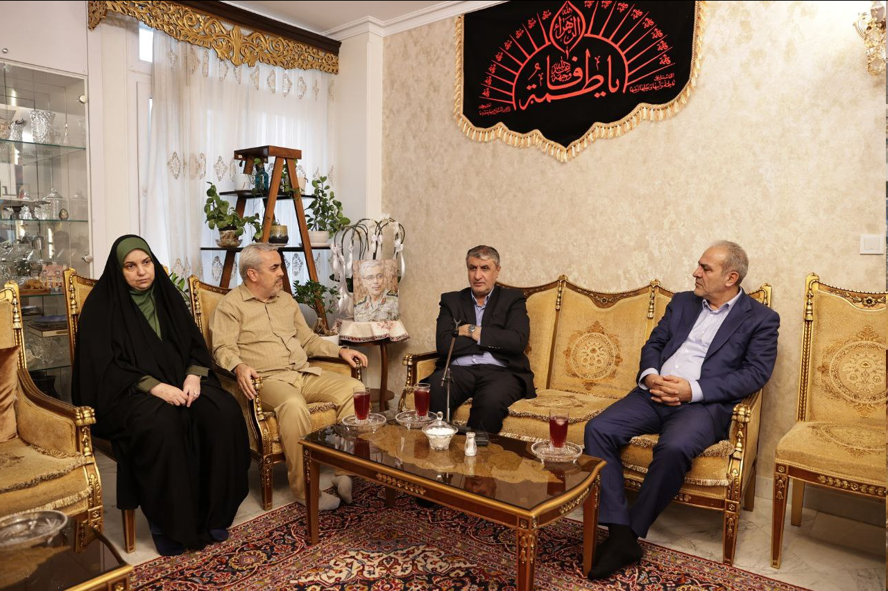 دیدار رئیس سازمان انرژی اتمی با خانواده شهیدان «باقری»، «سلامی»، «حاجیزاده» و «رشید»