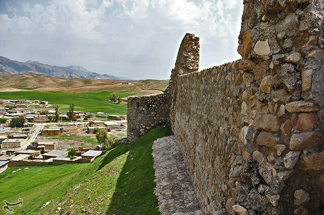پشت قلعه آبدانان؛ از جاذبه‌های تاریخی تا روستای دوستدار کتاب