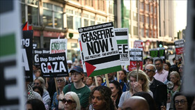 تجمع مردم لندن در مقابل سفارت تل‌آویو