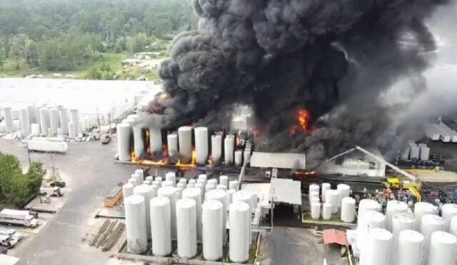 انفجار و آتشسوزی گسترده در یک شرکت نفتی در لوئیزیانای آمریکا+فیلم انفجار و آتشسوزی گسترده در یک شرکت نفتی در لوئیزیانای آمریکا+فیلم