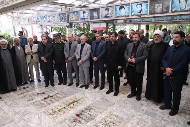 آغاز هفته دولت در قم با عطر افشانی قبور شهدا