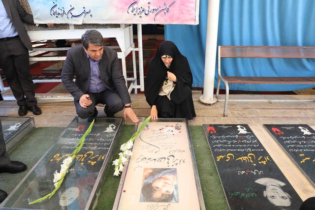 ادای احترام معاون رئیس جمهور به مقام سردار سلیمانی و شهدای حمله تروریستی کرمان