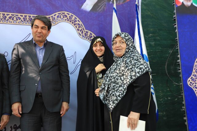 از خانواده اولین پزشک شهید جمهوری اسلامی ایران تقدیر شد