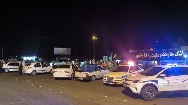 توقف خودروها در یکی از مواکب اسکان موقت_ سمنان ایجاد ۲۱ موکب اسکان موقت در مسیر زوار حرم رضوی برای کاهش تصادفات جادهای