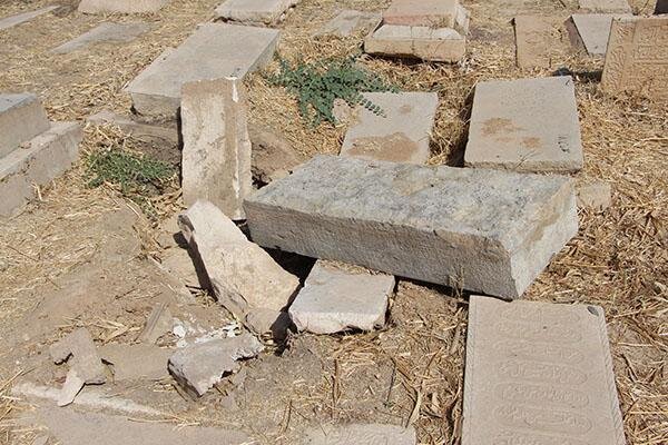 تعرض به گورستان هزار سالۀ شیراز