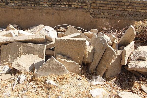 گورستان دارالسلام شیراز، سنگ گورهایی که در طرح همسانسازی خارج و در گوشهای رها شده است. حریم گورستان را شکستهاند و سنگقبرها را به آتش کشیدهاند