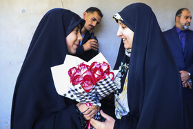 دیدارزهرا بهروزآذر،معاون رئیسجمهور در امور زنان و خانواده ومحمدعلی طالبی، استاندار کرمان با خانواده شهید علیرضا محمدی