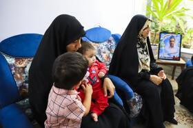 دیدارزهرا بهروزآذر،معاون رئیسجمهور در امور زنان و خانواده ومحمدعلی طالبی، استاندار کرمان با خانواده شهید علیرضا محمدی