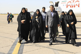 استقبال محمدعلی طالبی،استاندارکرمان و معاونین از زهرا بهروزآذر،معاون رئیسجمهور در امور زنان و خانواده در فرودگاه کرمان