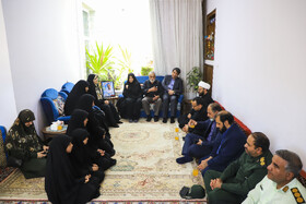 دیدارزهرا بهروزآذر،معاون رئیسجمهور در امور زنان و خانواده ومحمدعلی طالبی، استاندار کرمان با خانواده شهید علیرضا محمدی