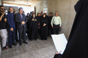 دیدارزهرا بهروزآذر،معاون رئیسجمهور در امور زنان و خانواده ومحمدعلی طالبی، استاندار کرمان با خانواده شهید علیرضا محمدی