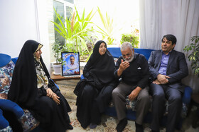 دیدارزهرا بهروزآذر،معاون رئیسجمهور در امور زنان و خانواده ومحمدعلی طالبی، استاندار کرمان با خانواده شهید علیرضا محمدی