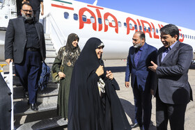 استقبال محمدعلی طالبی،استاندارکرمان و معاونین از زهرا بهروزآذر،معاون رئیس‌جمهور در امور زنان و خانواده در فرودگاه کرمان
