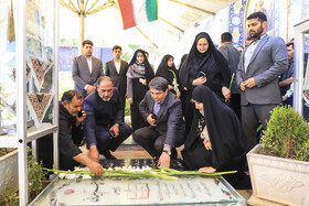 ادای احترام زهرا بهروزآذر،معاون رئیسجمهور در امور زنان و خانواده به مقام سردار سلیمانی با حضور در گلزار شهدای کرمان