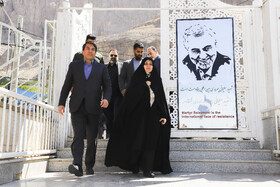 ادای احترام زهرا بهروزآذر،معاون رئیسجمهور در امور زنان و خانواده به مقام سردار سلیمانی با حضور در گلزار شهدای کرمان