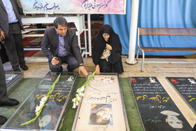 ادای احترام زهرا بهروزآذر،معاون رئیسجمهور در امور زنان و خانواده به شهدای حمله تروریستی کرمان با حضور در گلزار شهدای کرمان