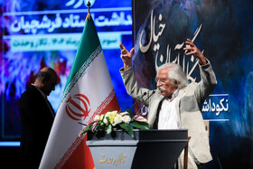 محمدحسین حلیمی، نقاش، طراح گرافیک و استاد دانشگاه تهران در آیین بزرگداشت محمود فرشچیان