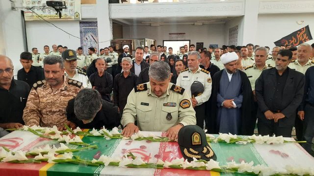 مراسم تشییع هادی رویاهی سرباز وطن در بم برگزار شد
