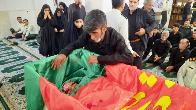 مراسم تشییع هادی رویاهی سرباز وطن در بم برگزار شد