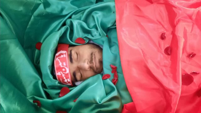 مراسم تشییع هادی رویاهی‌ سرباز وطن در بم برگزار شد
