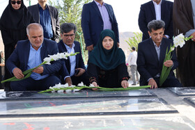 ادای احترام رئیس سازمان حفاظت محیط زیست به  مقام شامخ شهدا در تپه نورالشهدای شهرکرد