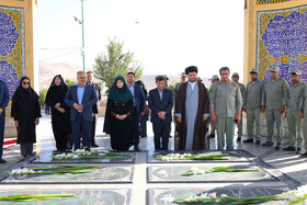 ادای احترام رئیس سازمان حفاظت محیط زیست به  مقام شامخ شهدا در تپه نورالشهدای شهرکرد