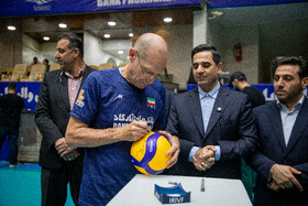 امضای توپ یادگاری توسط روبرتو پیاتزا، سرمربی در آخرین اردوی تیم ملی والیبال پیش از اعزام به قهرمانی جهان
