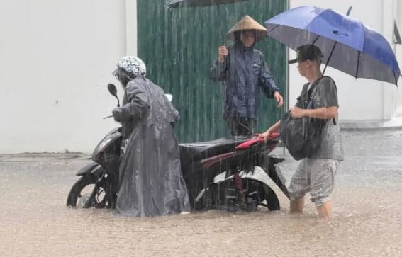 عکس آرشیوی است نزدیک شدن طوفان به ویتنام و تعطیلی فرودگاهها