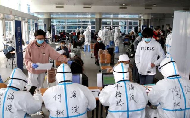 عکس: رویترز کنترلهای بهداشتی در مرزهای چین؛ غربالگری ۶۰۰ میلیون نفر در ۵ سال گذشته