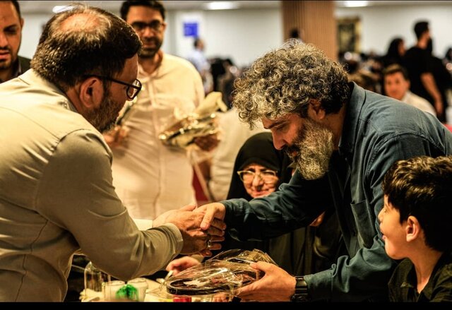 تقدیر از شهدای جنگ ۱۲روزه مقابل ساختمان شیشهای