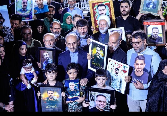 تقدیر از شهدای جنگ‌ ۱۲روزه مقابل ساختمان شیشه‌ای