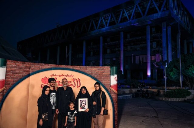 تقدیر از شهدای جنگ ۱۲روزه مقابل ساختمان شیشهای