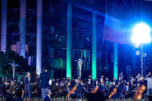 تقدیر از شهدای جنگ ۱۲روزه مقابل ساختمان شیشهای