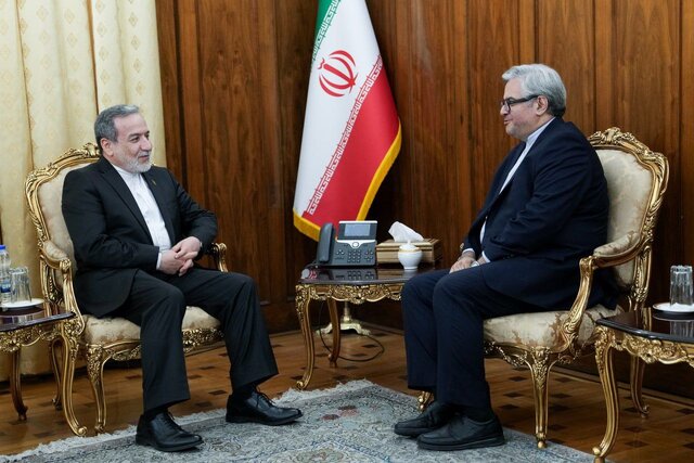 دیدار سرکنسول جدید ایران در دبی با عراقچی دیدار سرکنسولهای جدید ایران در «دبی» امارات و «جلالآباد» افغانستان با وزیر امور خارجه