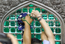 آیین سنتی تعویض پوش ضریح مطهر امام رضا (ع)