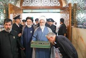 آیین سنتی تعویض پوش ضریح مطهر امام رضا (ع)