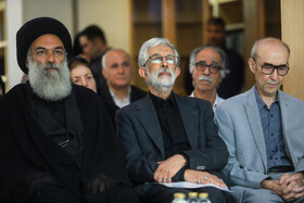 علی اشرف صادقی، زبان شناس و غلامعلی حداد عادل در مراسم تشییع پیکر موسی اسوار