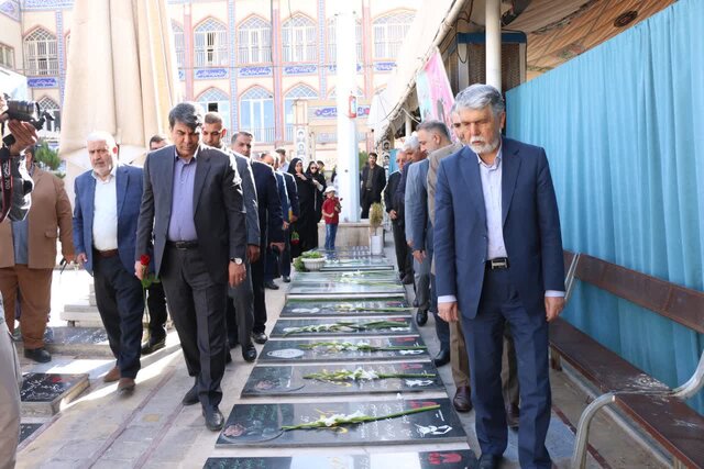 ادای احترام وزیر ارشاد به سردار حاج قاسم سلیمانی و شهدای کرمان