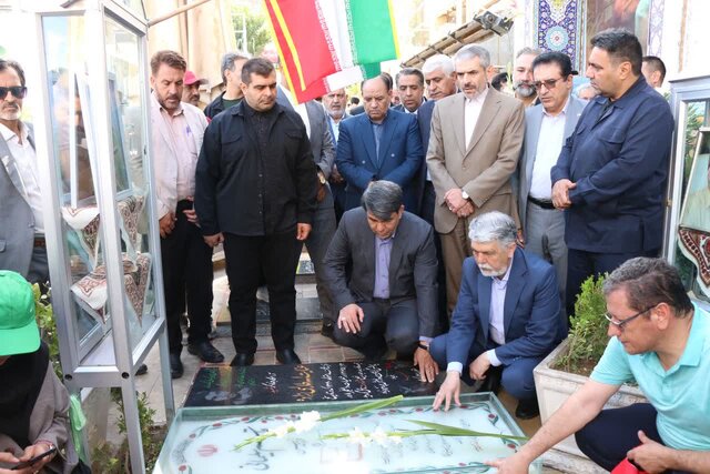 ادای احترام وزیر ارشاد به سردار حاج قاسم سلیمانی و شهدای کرمان