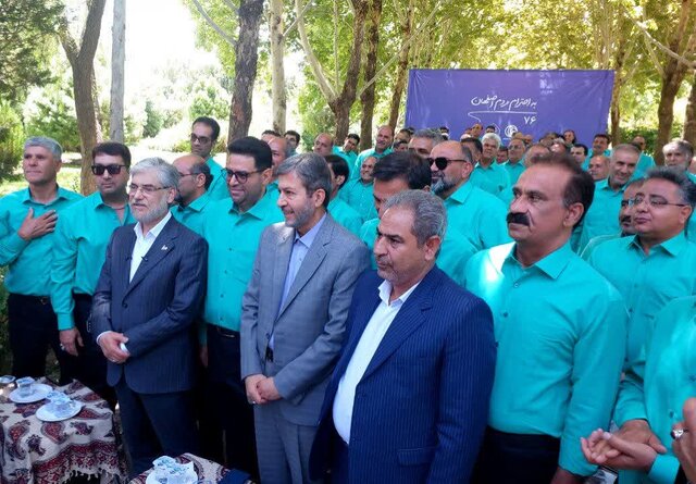 آیین رونمایی از ۱۳۰ دستگاه تاکسی پاک و برقی حمل‌ونقل عمومی شهر اصفهان