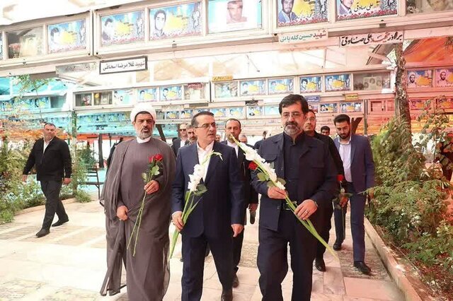 معاون رئیس جمهور حرم حضرت معصومه(س) را زیارت کرد