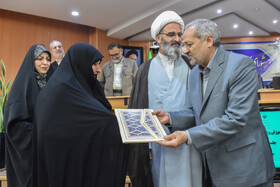 تقدیر وزیر آموزش و پرورش از خانواده شهدای فرهنگی در سفر به استان سمنان