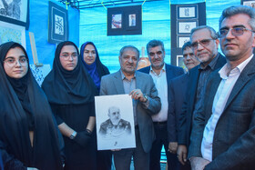 نقاشی چهره شهید کاظمی، برادر وزیر آموزش و پرورش توسط دانش آموزان و تقدیم به وزیر در حاشیه ششمین اجلاس سراسری نماز دانش آموزان - سمنان
