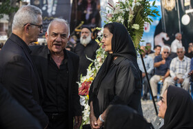 حضور «پوری بنایی» بازیگر پیشکسوت سینمای ایران در مراسم ختم  سومین روز درگذشت «امامعلی حبیبی» در بابل