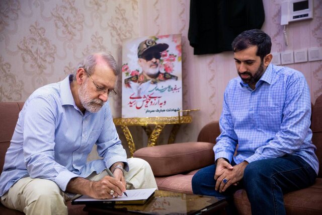 دیدار لاریجانی با خانواده شهیدان محرابی و شادمانی دیدار لاریجانی با خانواده شهیدان محرابی و شادمانی