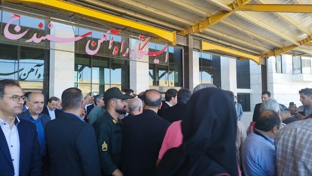 سفر وزیر تعاون به کردستان در ششمین روز از هفته دولت/ افتتاح طرح‌های سرمایه‌گذاری و تأکید بر توسعه زیرساخت‌های حمل‌ونقل در سنندج