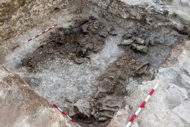 کشف اسکلت ۲۱۰۰ ساله با تاج زرین کشف اسکلت ۲۱۰۰ ساله با تاج زرین